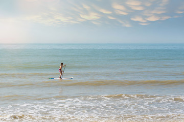 belle jeune fille se promenant sur l'eau