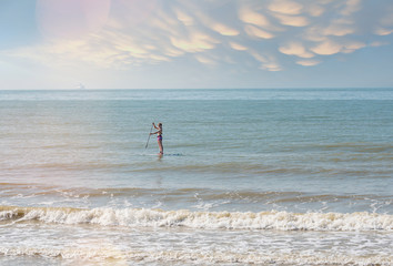 Fototapeta premium belle jeune fille se promenant sur l'eau