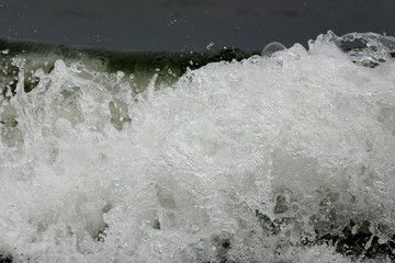 高速シャッターで撮った海の波の形
