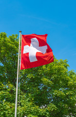 Schweizer Flagge weht im Wind