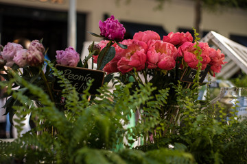 Fototapeta na wymiar Ramos de flores en los puestos del mercado de Madrid