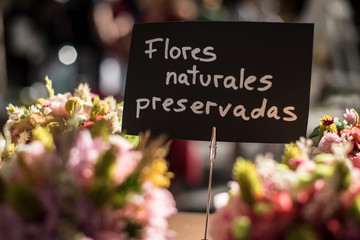 Ramos de flores naturales preservadas en los puestos del mercado de Madrid