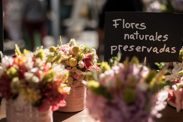 Ramos de flores en los puestos del mercado de Madrid