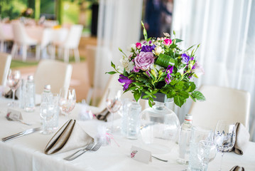 Fototapeta na wymiar Beautiful fresh flower table decoration for a special event / wedding