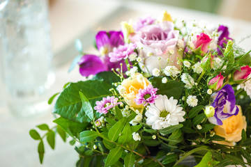 Obraz na płótnie Canvas Beautiful fresh flower table decoration for a special event / wedding