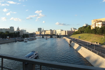 Fototapeta na wymiar Beautiful view from the bridge to the Moscow River