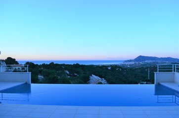 Fototapeta na wymiar infinity pool with a view on the sea