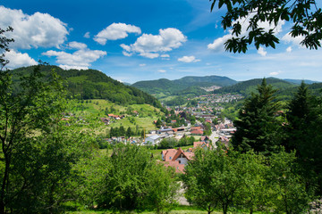 Naklejka premium Ottenhöfen im Schwarzwald im späten Frühling