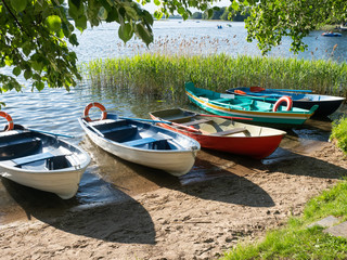 Ruderboote am Seeufer - Abendstimmung - Freizeitvergnügen