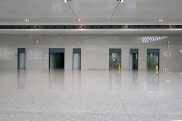 Obraz premium Empty train station indoor hall