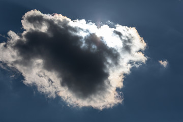 Sonne hinter einer einzelner Wolke