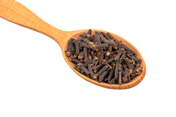 Dry cloves in spoon