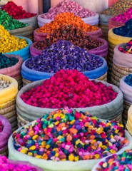 Fotobehang Veelkleurige gedroogde bloemen te koop in de soeks van de medina van Marrakech in Marokko © dhvstockphoto