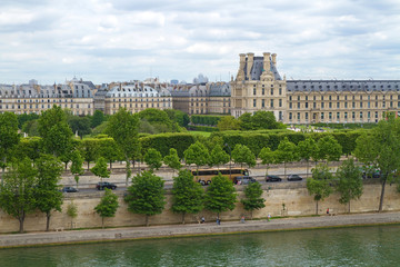 Fototapeta premium Blick auf den Jardin des Tuileries mit dem Musée du Louvre, Paris