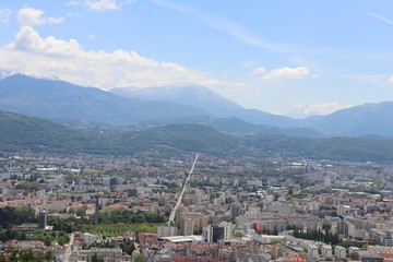 Fototapeta na wymiar La ville de Grenoble, vue de haut depuis le fort de la Bastille, vue des toîts, Département de l'Isère, France