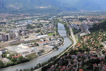 La ville de Grenoble, vue de haut depuis le fort de la Bastille, vue des toîts, Département de l'Isère, France