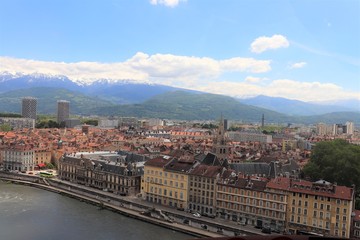 Obraz premium La ville de Grenoble, vue de haut depuis le fort de la Bastille, vue des toîts, Département de l'Isère, France
