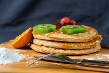 Hot cakes cubiertos de mermelada y kiwis