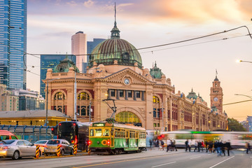 Melbourne Flinders Street Train Station in Australia - obrazy, fototapety, plakaty