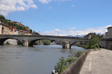 Fototapeta premium Les quais de la rivière Isère dans la ville de Grenoble, Département de l'Isère, France