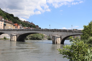 Les quais de la rivière Isère dans la ville de Grenoble, Département de l'Isère, France