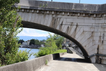 Les quais de la rivière Isère dans la ville de Grenoble, Département de l'Isère, France