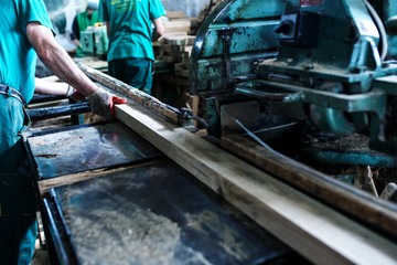 Process of machining logs in sawmill machine