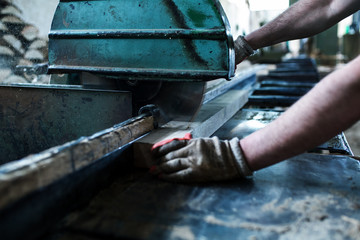 Process of machining logs in sawmill machine