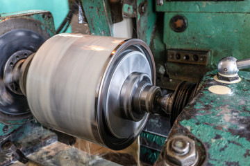 Grinding a metal part on a circular grinding machine with cooling.