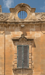 Naklejka premium Ventana con contraventana en la fachada de un edificio histórico, en la ciudad de Lecce en Italia