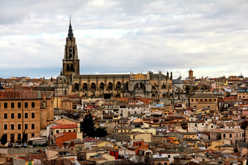 Fototapeta na wymiar cityscape of historic old madrid over cloudy sky