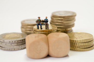 Alte Menschen diskutieren über die Rente 