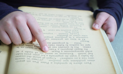 Fototapeta premium dedo de niña sobre texto de un libro