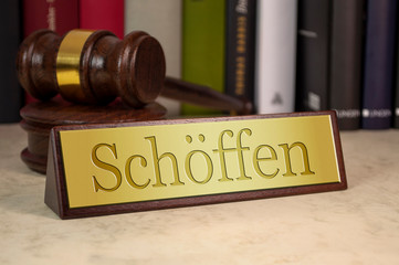 Schreibtischschild mit Richterhammer und Schöffen