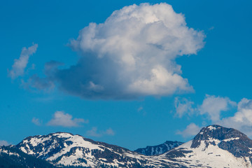 Fototapeta na wymiar Große Wolke über Gebirgskette