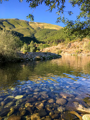 Teich mit klarem erfrischendem Wasser am Fluss Zezere in der Serra da Estrela bei Manteigas, Portugal