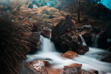 Chute d'eau le long d'un de la montagne.