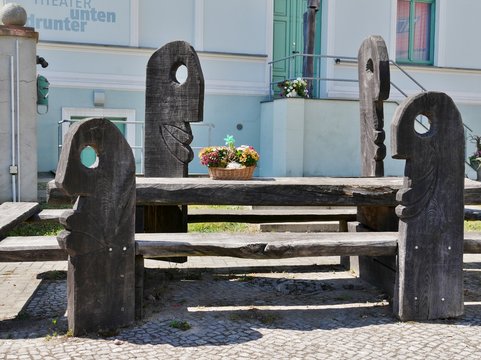 Holzfiguren auf einem Platz in Buckow