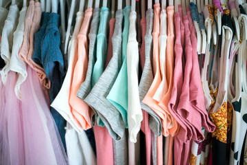 Fototapeta premium Zestaw ubrań dla dzieci na wieszakach. Zakupy.