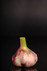 Fototapeta premium garlic (aromatic harvest) on a dark background. food. top