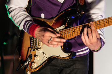 Obraz premium guitariste jouant de la basse