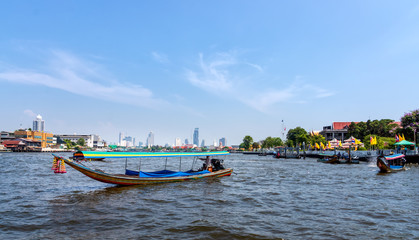 Obraz premium Bangkok skyline, view from Chao Phraya River