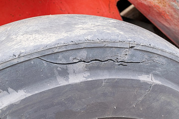 Ein LKW reifen mit einem langen Riss an der Seite