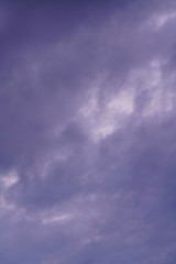 Obraz premium Wolken Himmel abends mit Magenta