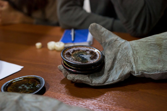 meeting potters. training courses for novice ceramists. reportage. ceramic example of clay saucer with melted colored glass. firing at 1200 degrees Celsius.