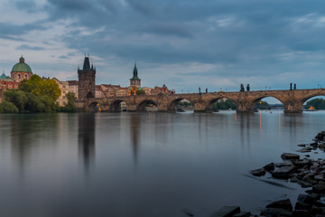 Obraz premium Prague in the evening with the Charles Bridge over the Vltava.