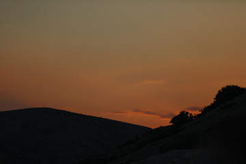Obraz premium Matte yellow sunset in the rocks of Adriatic sea