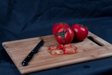 Cortando tomates para una salsa