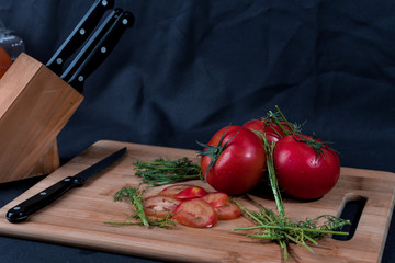 Cortando tomates para una salsa