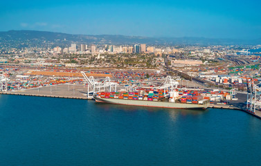 Fototapeta premium Terminal portowy Oakland Harbor ze statkiem towarowym i kontenerami morskimi